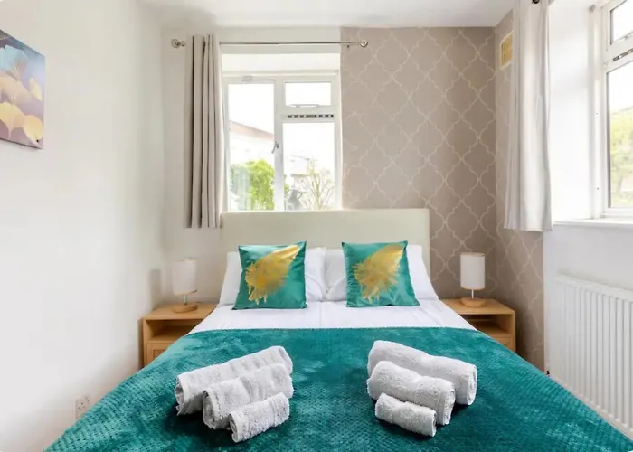 Spacious Two Bedroom Apartment In Battersea, Free Parking