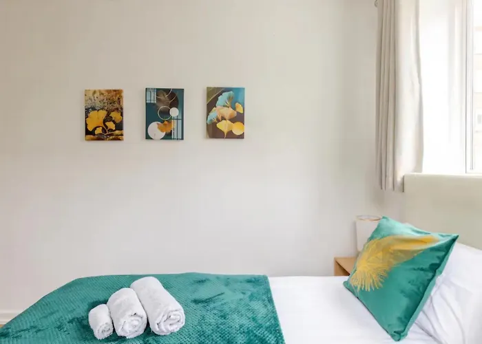 Spacious Two Bedroom Apartment In Battersea, Free Parking